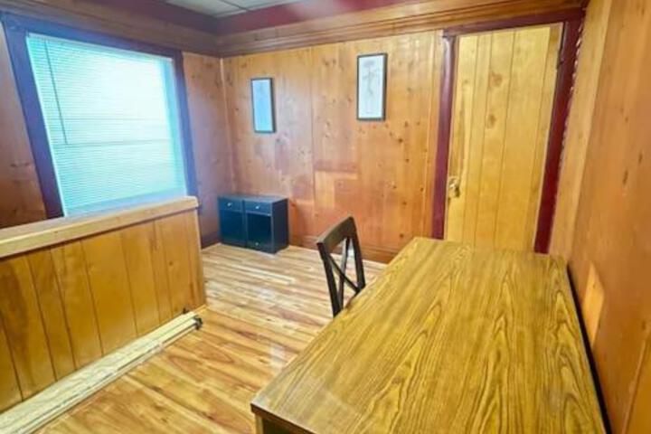 5 bedroom House King Beds 1 Bath 20 Min to Falls