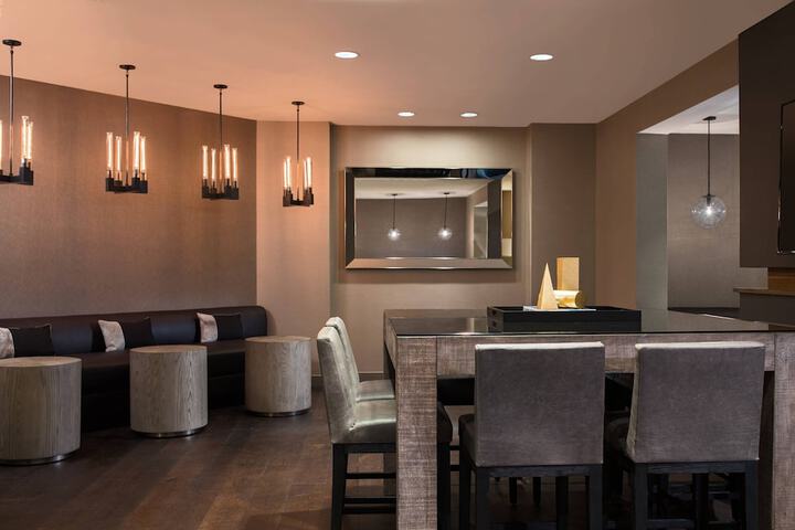 Lounge 47 of 56