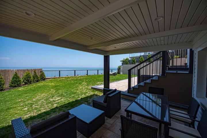 Coastal Retreat: Waterfront Deck, Awesome Views