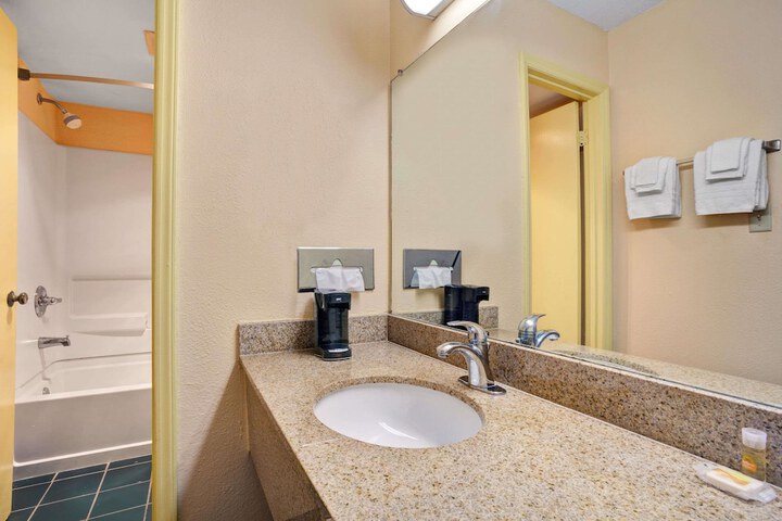 Room 9 of 12