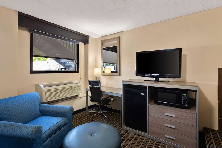 Room 33 of 60