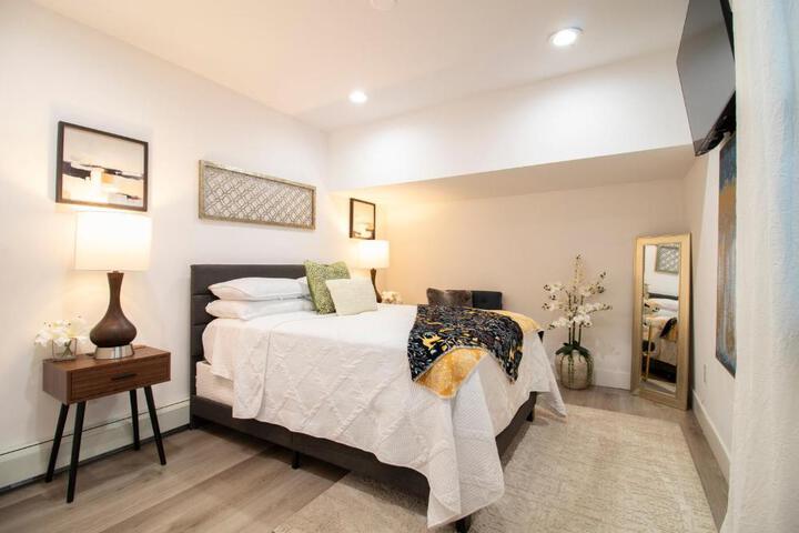 Exceptional & Central Garden Suite, Top Amenities & Care!