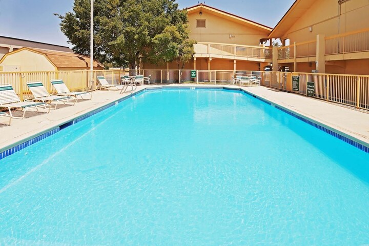 Pool 10 of 76