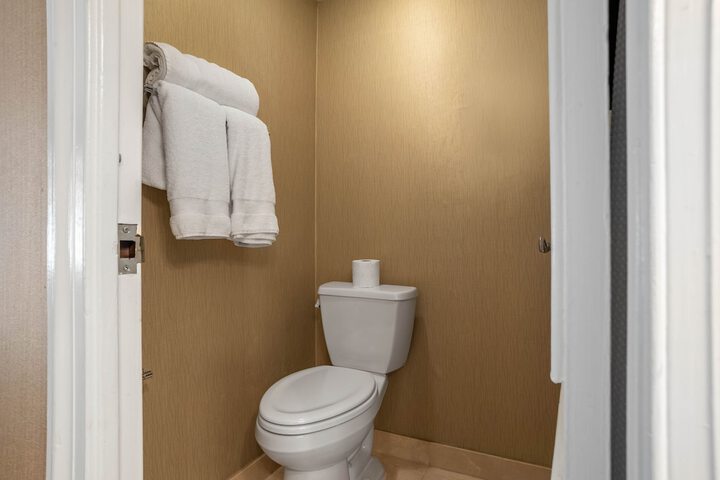 Room 107 of 200