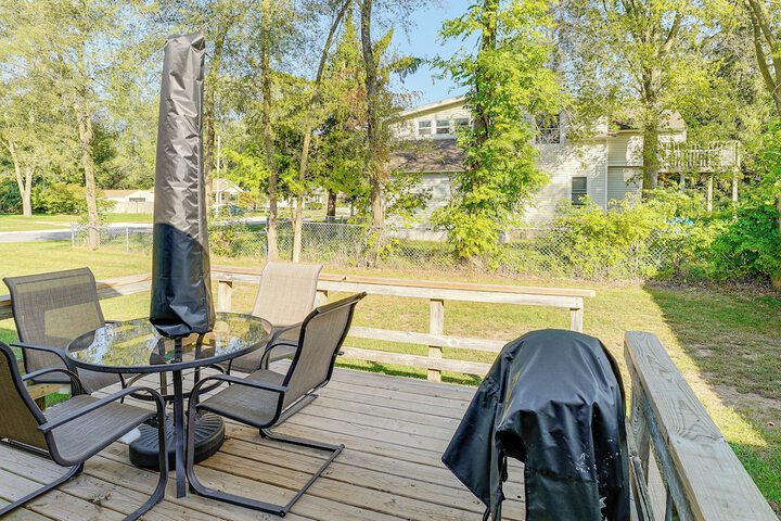 Wayland Retreat w / Deck: Walk to Downtown!