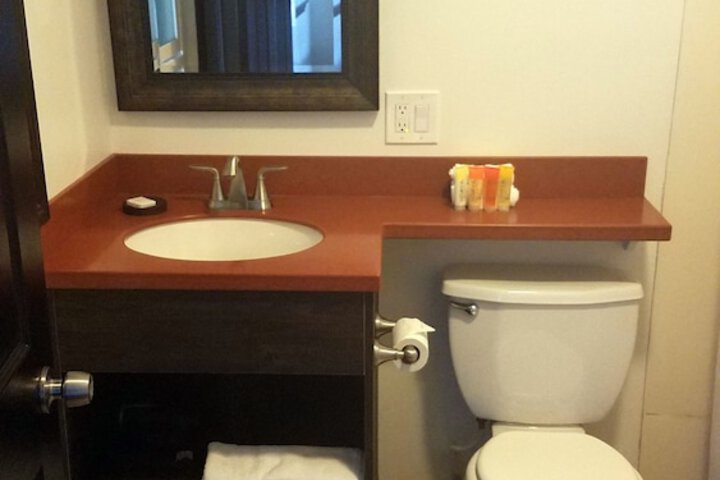 Malibu Country Inn