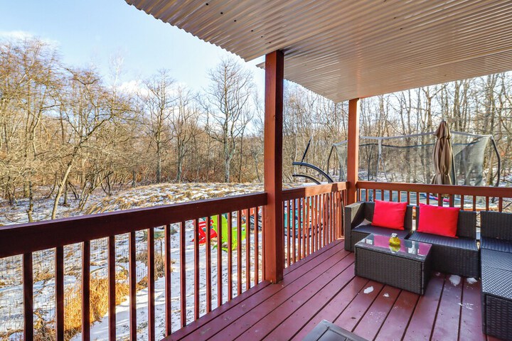 Private Spa Fire Pit & Deck: Poconos Home!