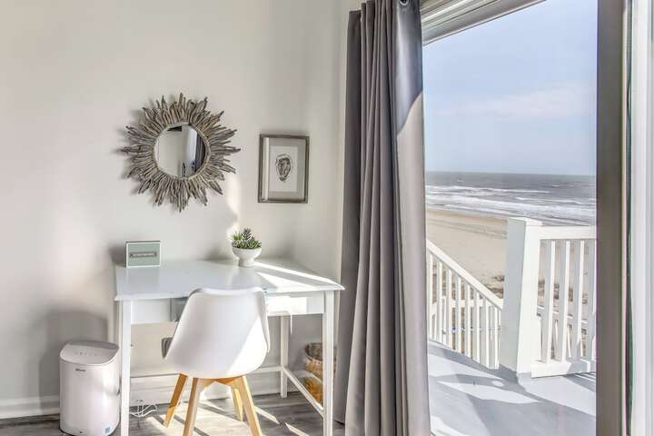 salt & Light Oceanfront Condo w / Pool & Elevator