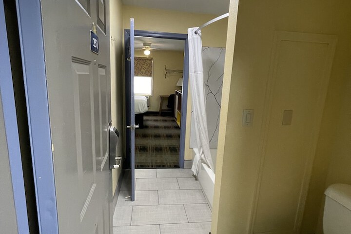 Room 28 of 62