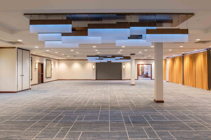 Ballroom/Hall 70 of 74