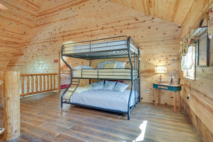 Secluded Broken Bow Cabin w / Fire Pit and Deck!