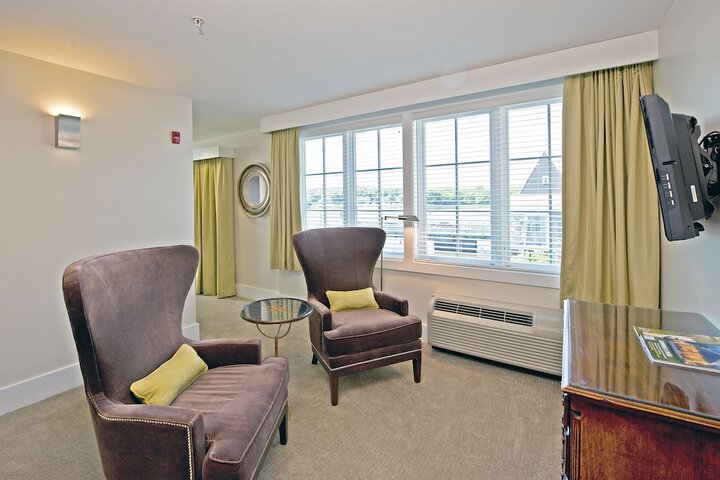 The Boathouse Waterfront Hotel & Marina