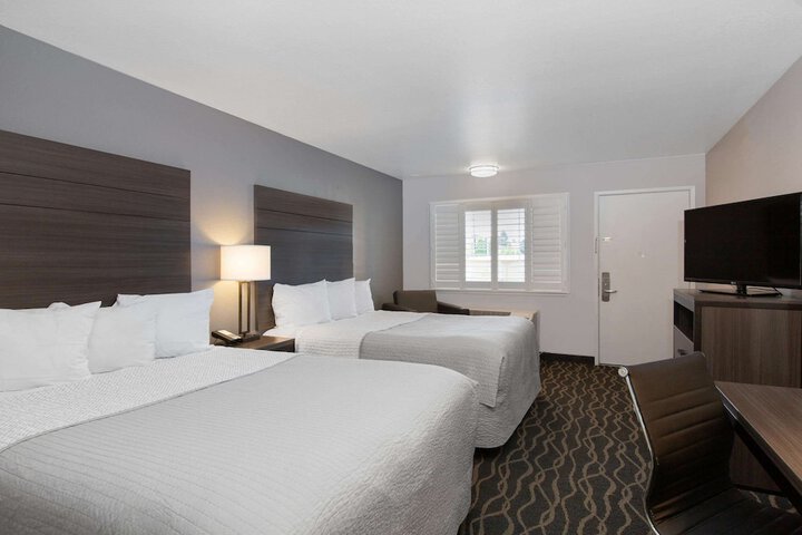 Room 8 of 16