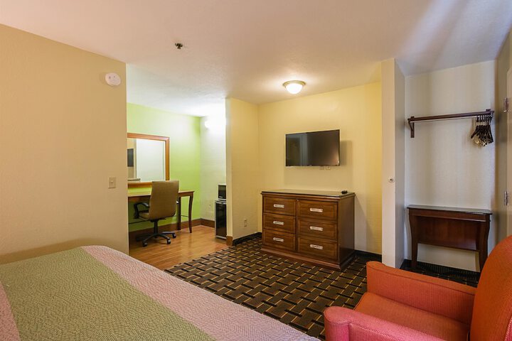 Lounge 17 of 19