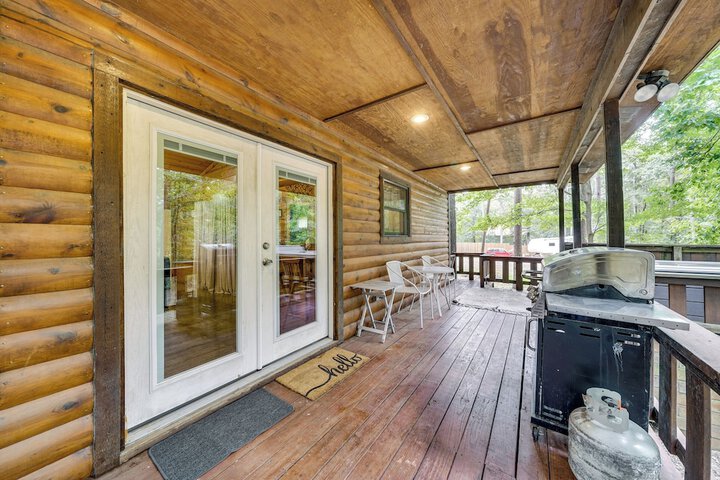 Hot Tub & Deck: Broken Bow azalea House'