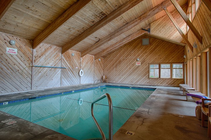 The Waves / The Argonauta Inn/The White Heron Lodge