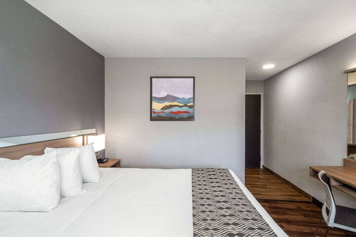 Room 10 of 26