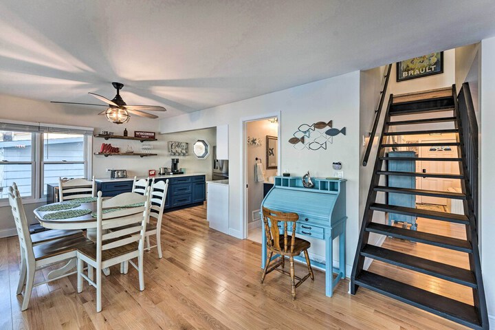 Lakefront Home w / Gorgeous Sunsets Kayaks, & Pier