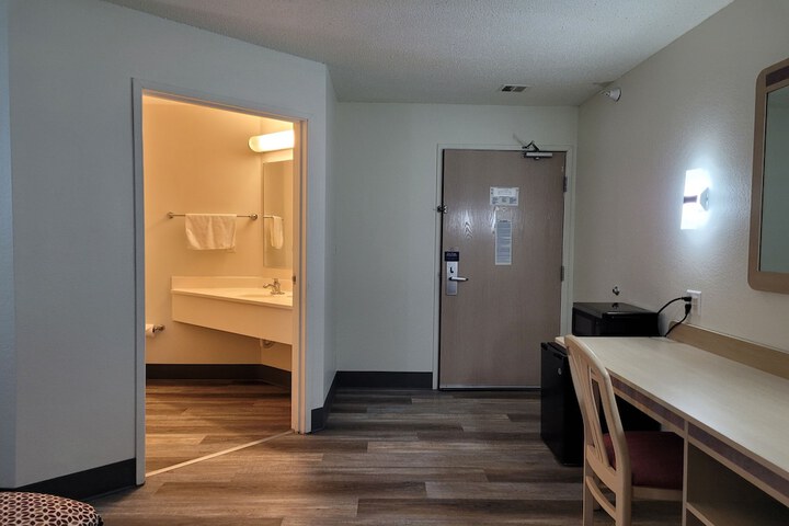 Modern Stay 39 Lakeview by OYO Minonk Garden