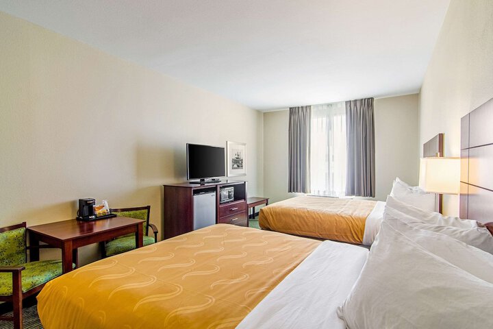 Quality Inn & Suites Near Tanger Outlet Mall