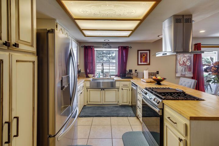 Spacious Lancaster Family Ranch - BBQ & Patio