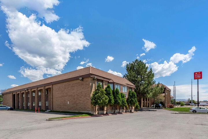 Econo Lodge Inn & Suites