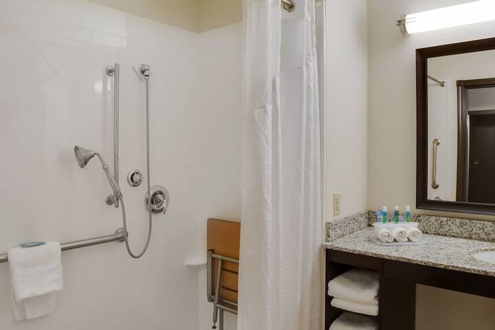 Holiday Inn Express & Suites Nevada by IHG