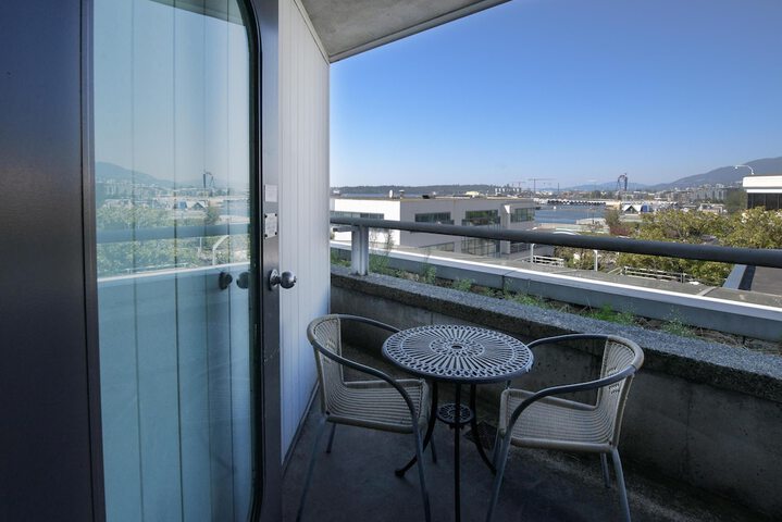 Coast Lonsdale Quay Hotel