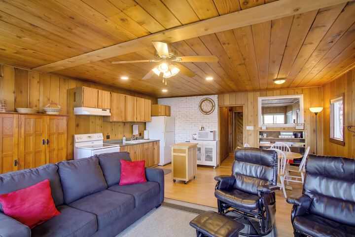 Charming Lakefront Cabin w / Deck & Fire Pit!