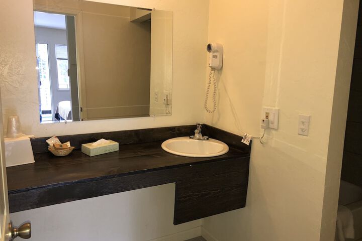 Cedar Inn & Suites