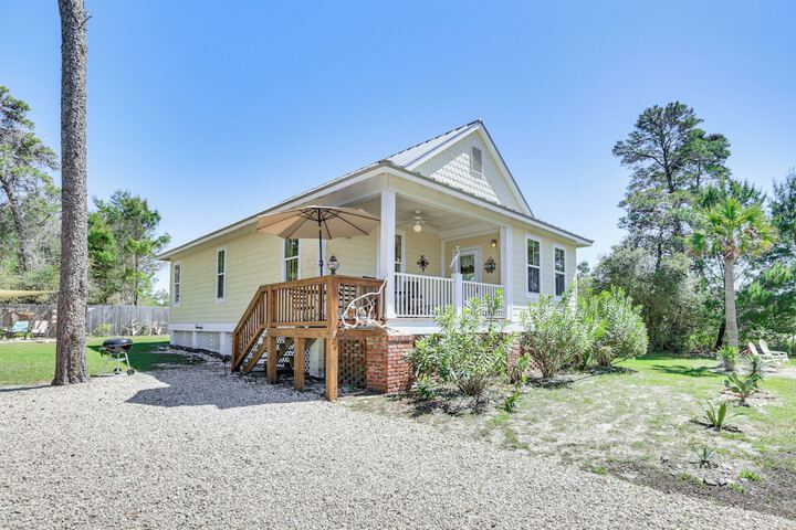 Lovely Carrabelle Home w / Lake Views & Pool Access