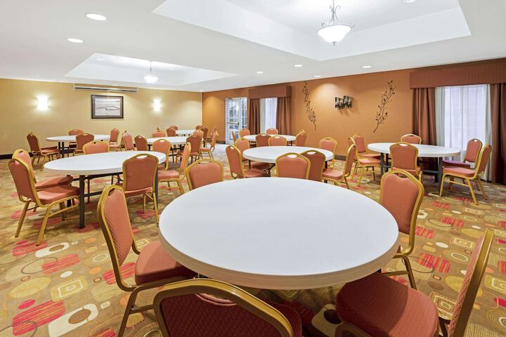Ballroom/Hall 21 of 23