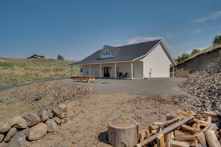 Lake Roosevelt Getaway w / Lake + Mountain Views!