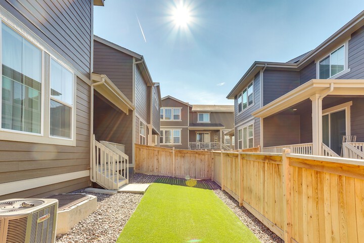 9 Mi to Airport: Commerce City Townhome w / Deck