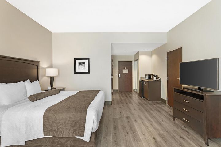 Best Western Plus Chain of Lakes Inn & Suites