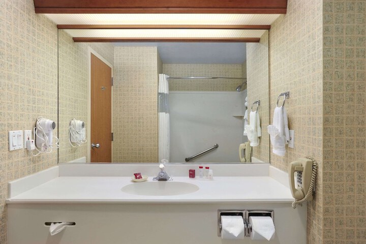 Room 8 of 18