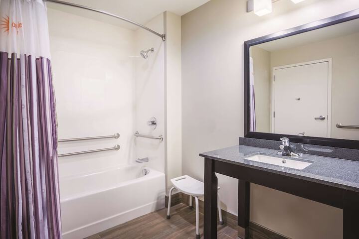La Quinta Inn & Suites by Wyndham Clifton Park / Saratoga Area