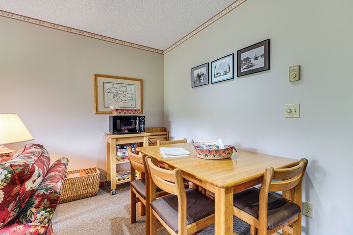 Condo on First Green w / Deck at Schuss Mountain!