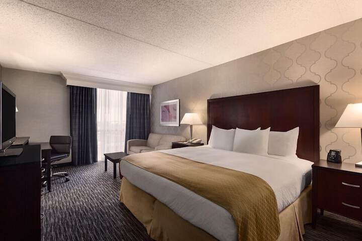 DoubleTree by Hilton Detroit - Dearborn