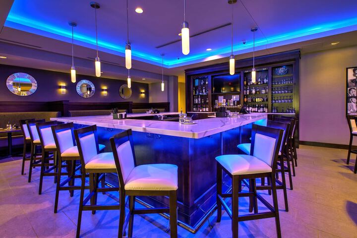 Lounge 21 of 26