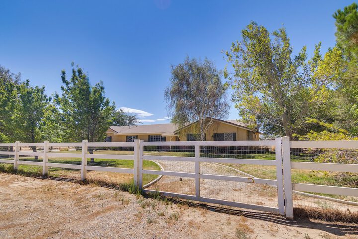 Spacious Lancaster Family Ranch - BBQ & Patio