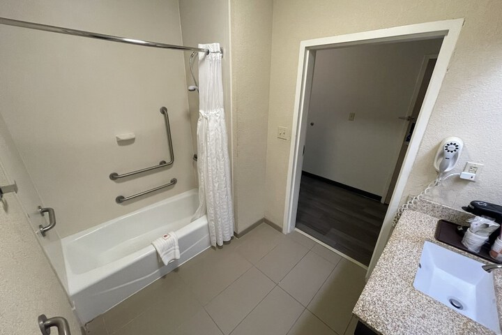 Room 102 of 141