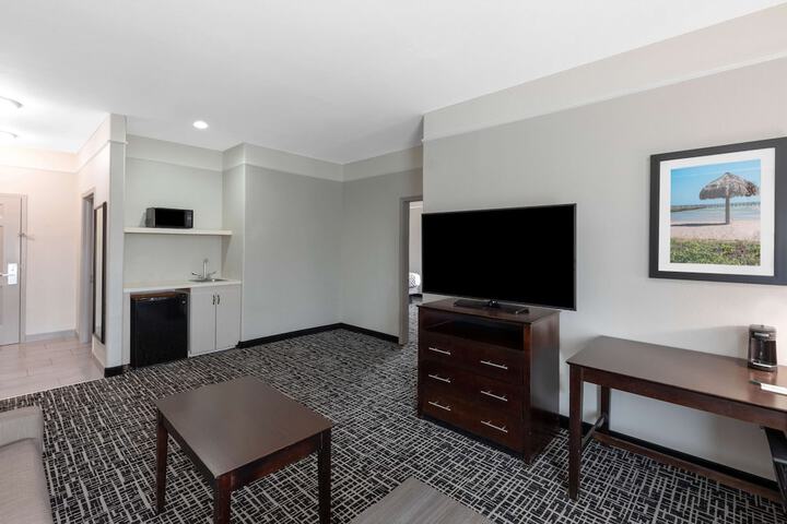 Room 28 of 33