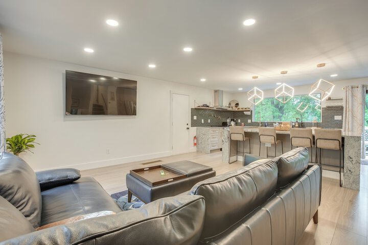 Spacious Riverfront Delaware Home w / Views