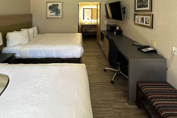 Country Inn & Suites by Radisson Monterey Beachfront-Marina, CA
