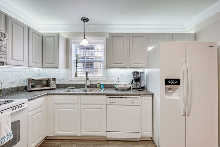 Townhome w / Outdoor Pool & White Lake Access!