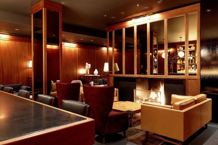 Lounge 81 of 86