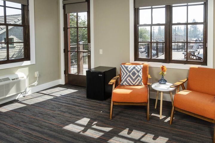 Ski Inn Taphouse Hotel