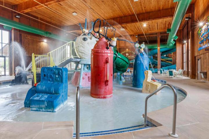Polynesian Hotel Wisconsin Dells - Near Noahs Ark