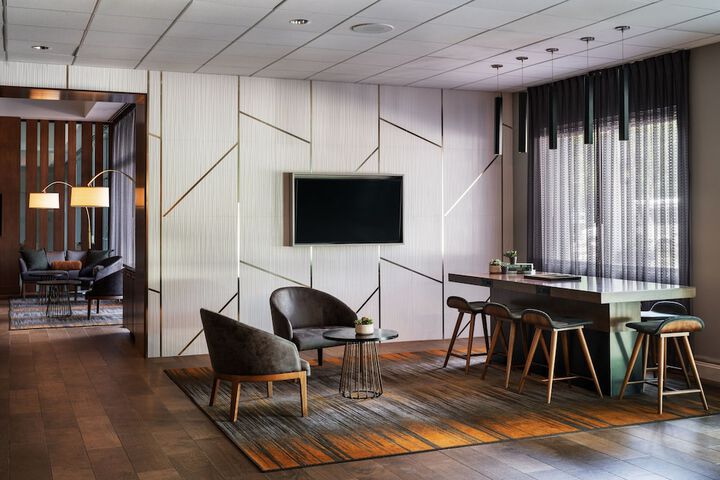Lounge 86 of 103